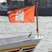 3685_2571 Eine Hamburgflagge weht im starten Wind an einem Schiffsbug. | Flaggen und Wappen in der Hansestadt Hamburg